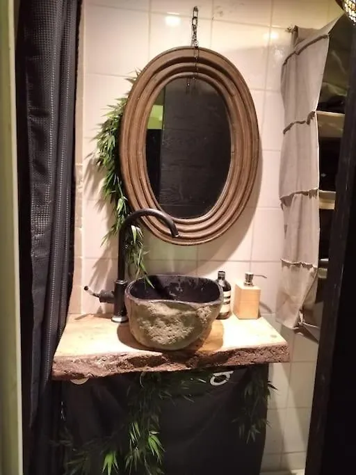 Boheme Dans Le 5e Apartment *